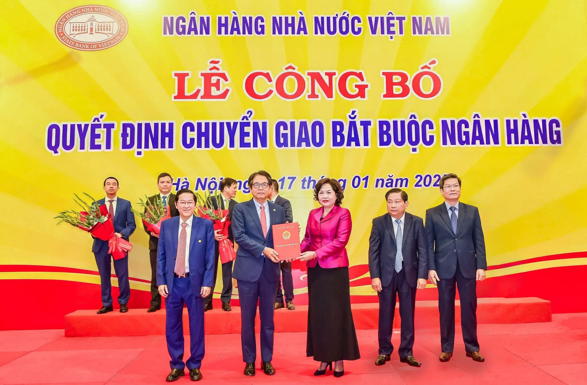 Thống đốc Ngân hàng Nhà nước Nguyễn Thị Hồng trao Quyết định chuyển giao bắt buộc DongA Bank cho ông Kim Byoungho   Chủ tịch HĐQT HDBank..jpg