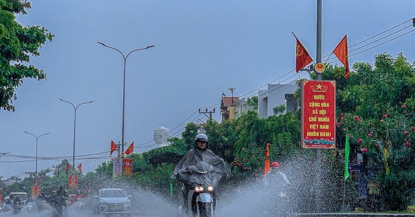 ถนนหลายสายในเมืองดานังถูกน้ำท่วมหลังจากฝนสีทองที่เย็นสบาย