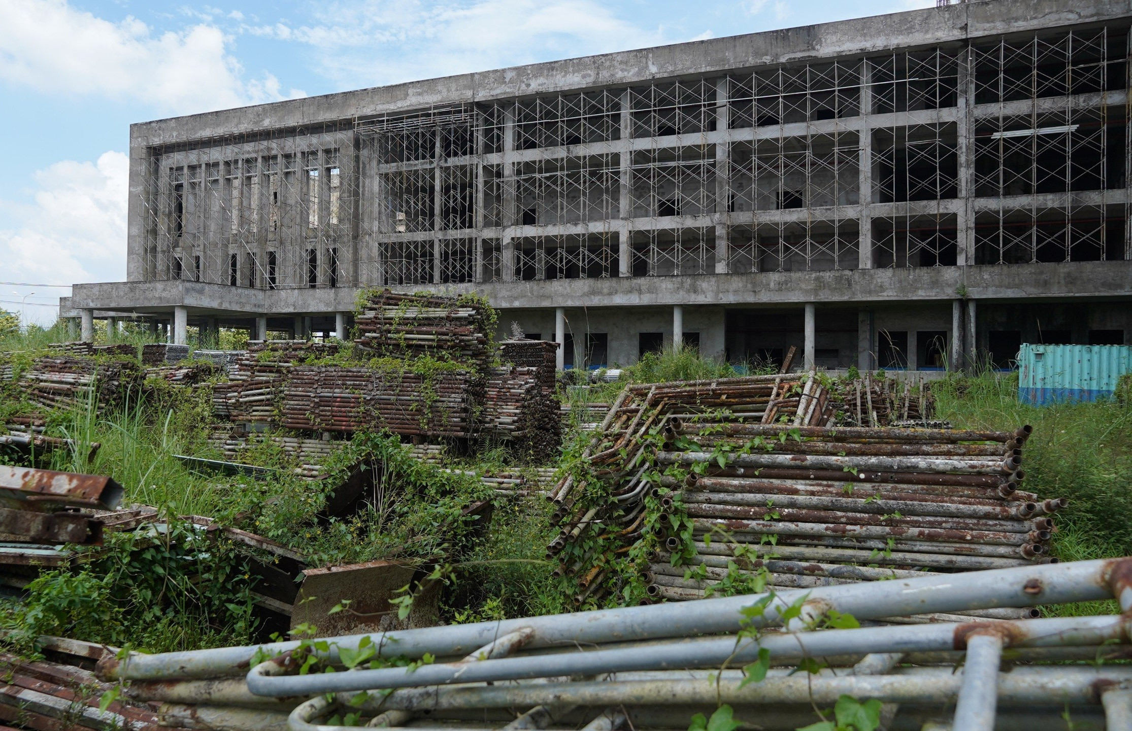 Paradox of trillion-dollar hospital 'covered', patients crowded in degraded facilities