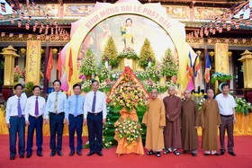 Les dirigeants provinciaux visitent et félicitent la Sangha bouddhiste vietnamienne de la province de Quang Tri à l'occasion de l'anniversaire de Bouddha