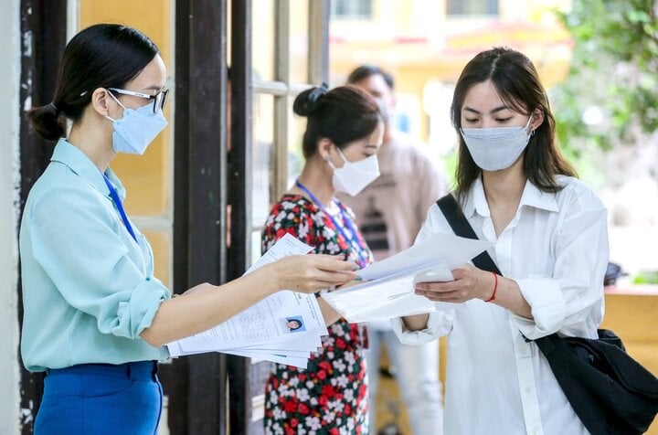 교육훈련부가 2024년 고등학교 졸업시험 시행규칙을 조정하고 있다. (사진 제공: 일러스트)
