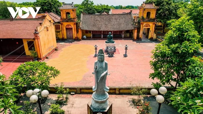 La pagode du village de Dich Diep, appelée « Co Lieu Linh Tu », fut construite il y a longtemps. L'année de sa construction est inconnue, mais la cloche de la pagode fut fondue la 6e année de Gia Long (1818).    