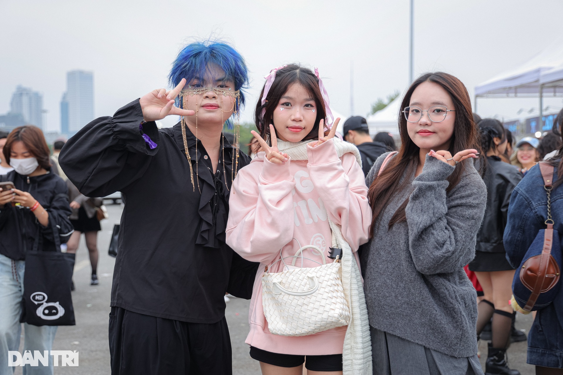 Người trẻ khoe dáng gợi cảm, đeo túi 35 triệu đồng đi xem Anh trai say hi - 6
