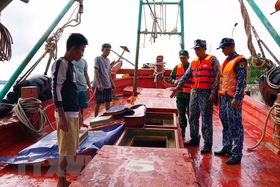 เกียนซาง: เรือบรรทุกน้ำมันดิบ 35,000 ลิตร ไม่ทราบแหล่งที่มา ยึดได้