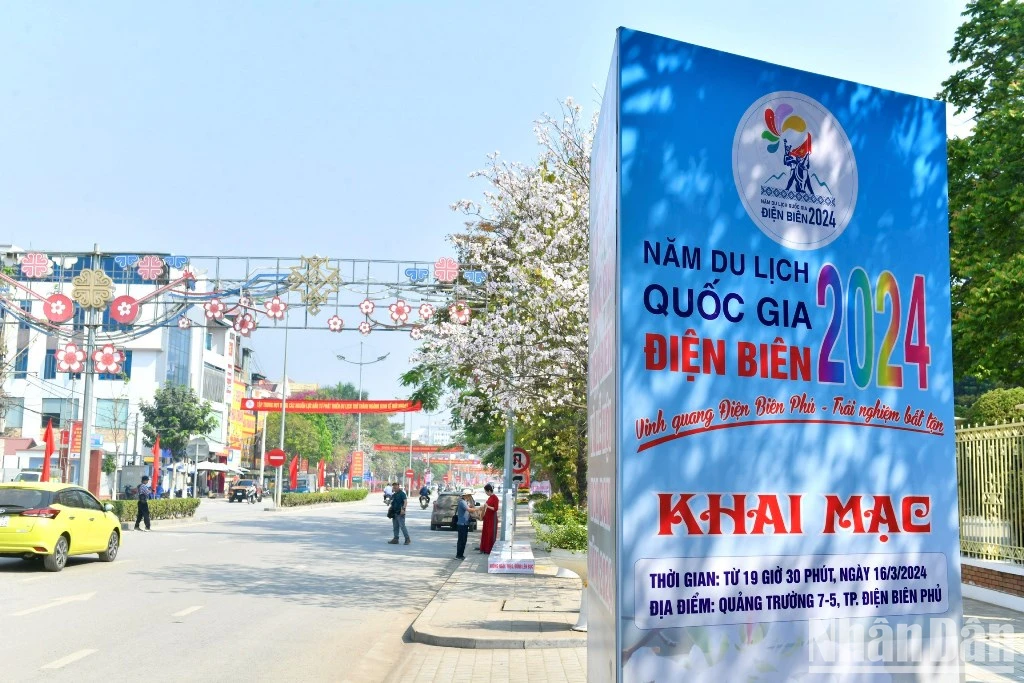 [Photo] Dien Bien Phu streets are bright with flags and flowers to welcome Dien Bien National Tourism Year 2024 photo 3