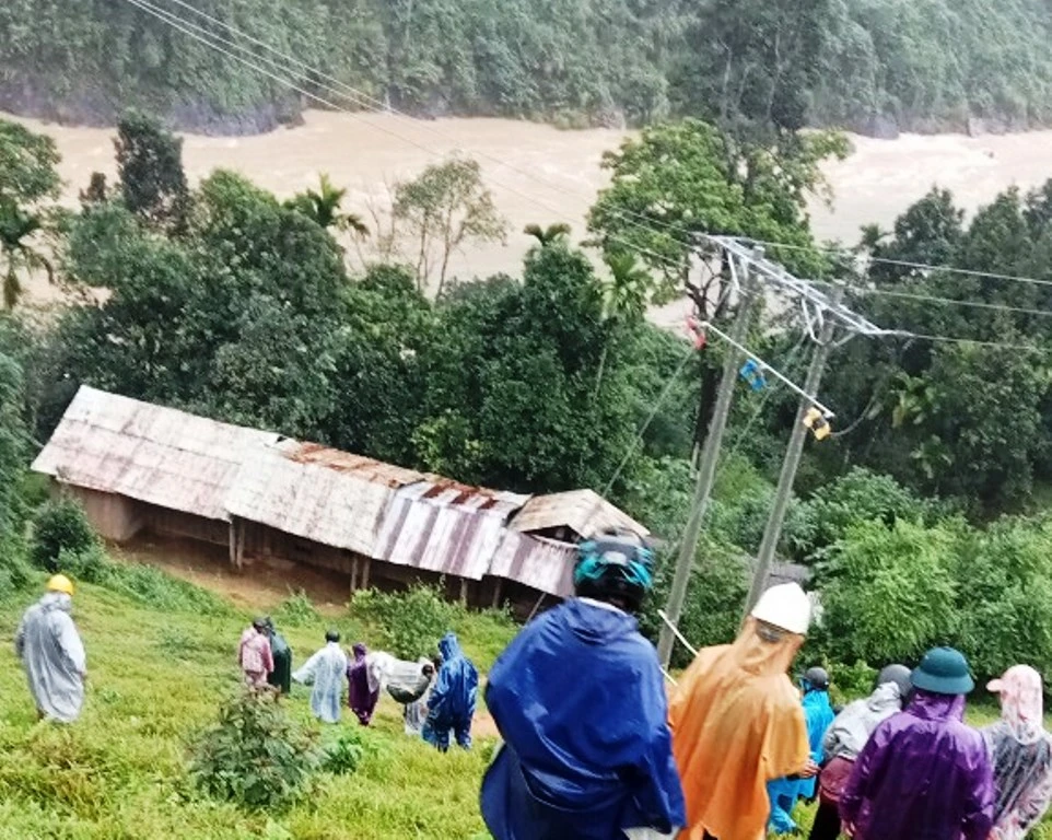 Quảng Nam: Người phụ nữ được khiêng bộ gần 30 km đi cấp cứu - Ảnh 1.