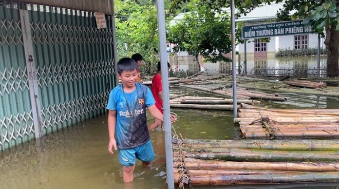 ទឹកជំនន់​នៅតែ​ឈាន​ដល់​សាលារៀន សិស្ស​ត្រូវ​ធ្វើដំណើរ​ជិត​៤​គីឡូម៉ែត្រ​ដើម្បី​ទៅ​សាលារៀន​