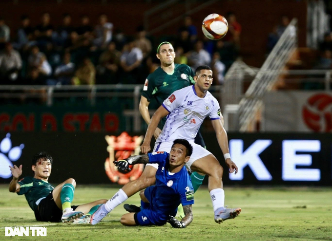 Đánh bại CLB TPHCM, CLB Hà Nội lên ngôi đầu bảng V-League - 6