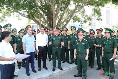 Generalleutnant Hoang Xuan Chien inspiziert die Vorbereitungen für den Freundschaftsaustausch zur Grenzverteidigung zwischen Vietnam und China