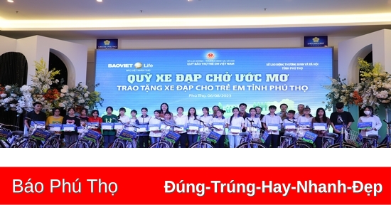 Tặng xe đạp cho học sinh nghèo hiếu học