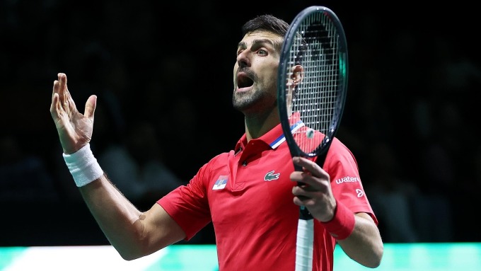 Djokovic thất vọng sau khi thua điểm quan trọng trong set ba trước Sinner ở Malaga, Tây Ban Nha hôm 25/11. Ảnh: DC