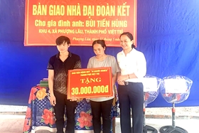 Bàn giao nhà đại đoàn kết