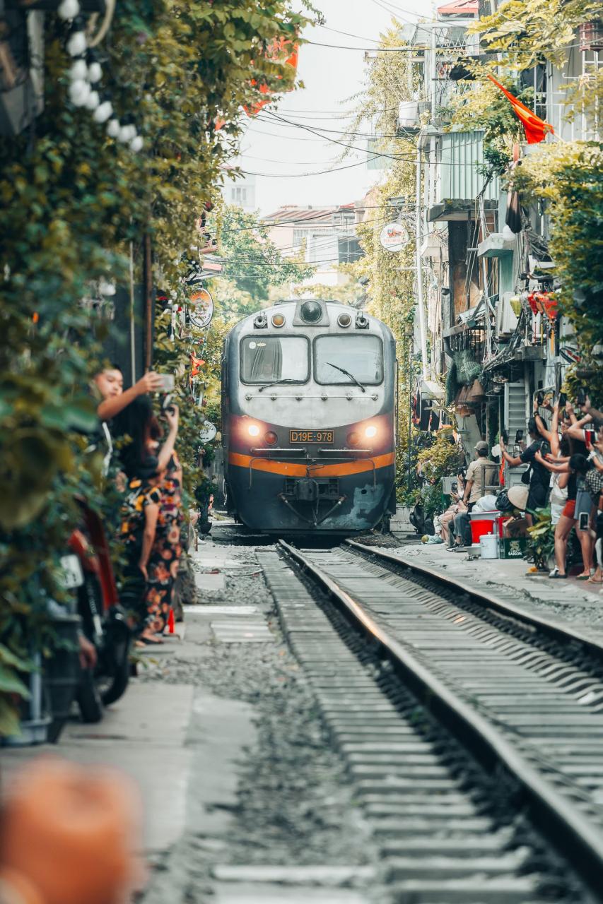 写真家のレンズを通して、ハノイの秋は街を横切る鉄道の線路とともに現れます。