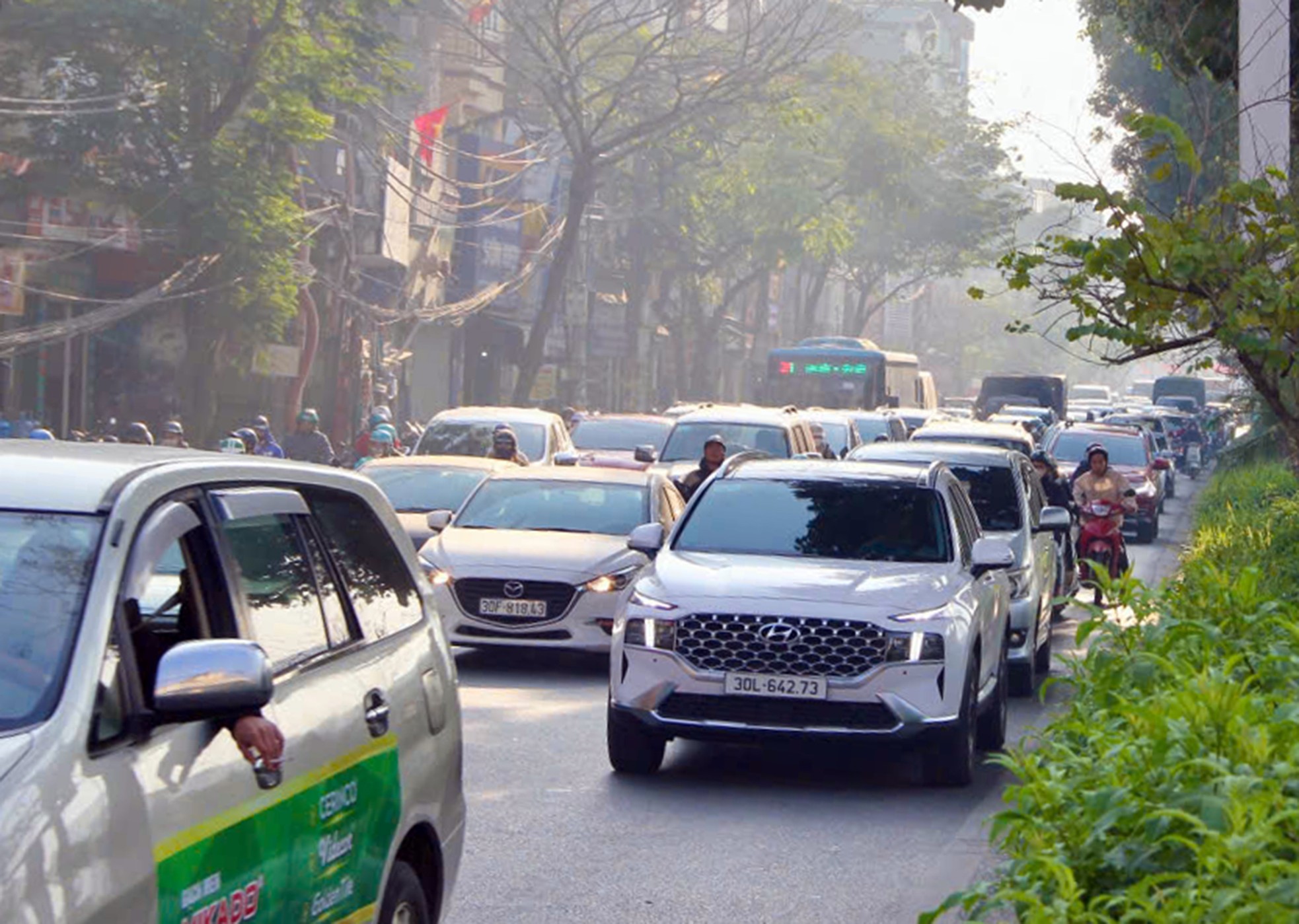 On weekends, many roads in Hanoi are congested for a long time, photo 7