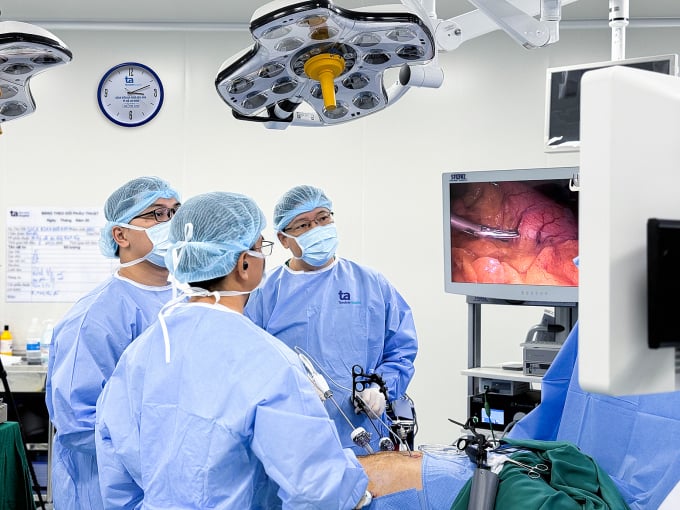 Doctor Minh Hung (second from right) and his team during a laparoscopic gastric bypass surgery in November 2023. Photo: Provided by the hospital