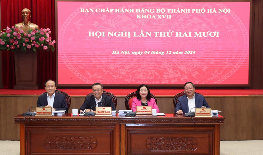 La secrétaire du Comité du Parti de Hanoi, Bui Thi Minh Hoai, et d'autres membres du Comité permanent du Comité du Parti ont présidé la Conférence.