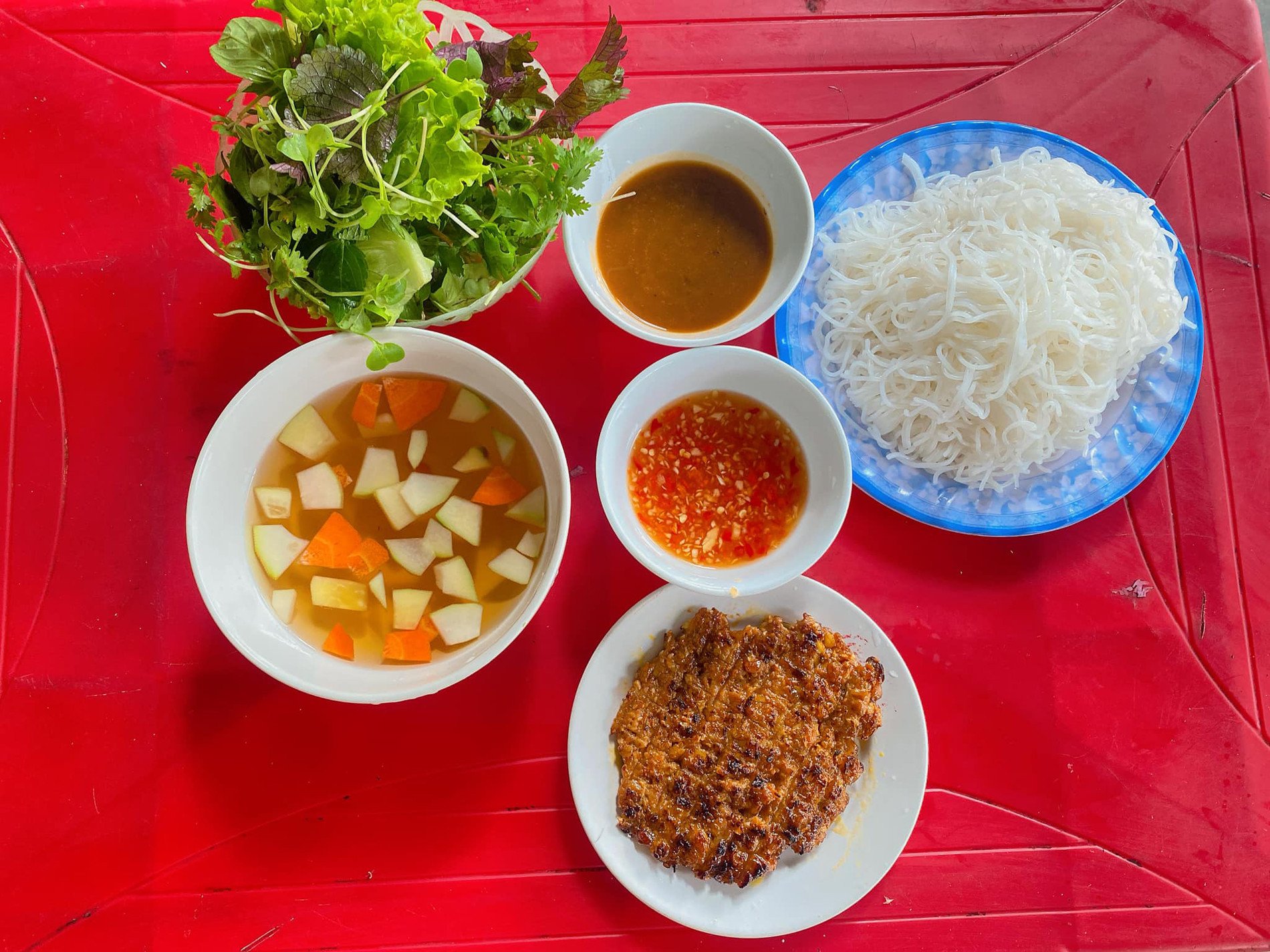 ゲアン風春雨、焼き豚とチャーハン添え Oanh Duong.jpg