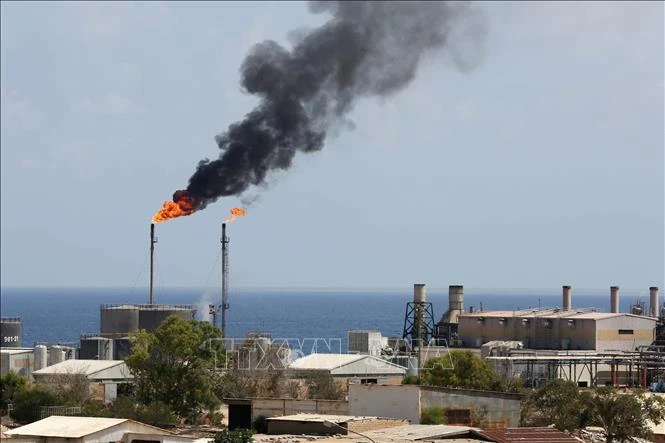 Libya closes El Feel oil field