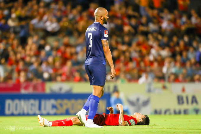 Binh Dinh's center back Almeida (number 3), disappointed after receiving a second yellow card, left the field. Photo: Hung Le