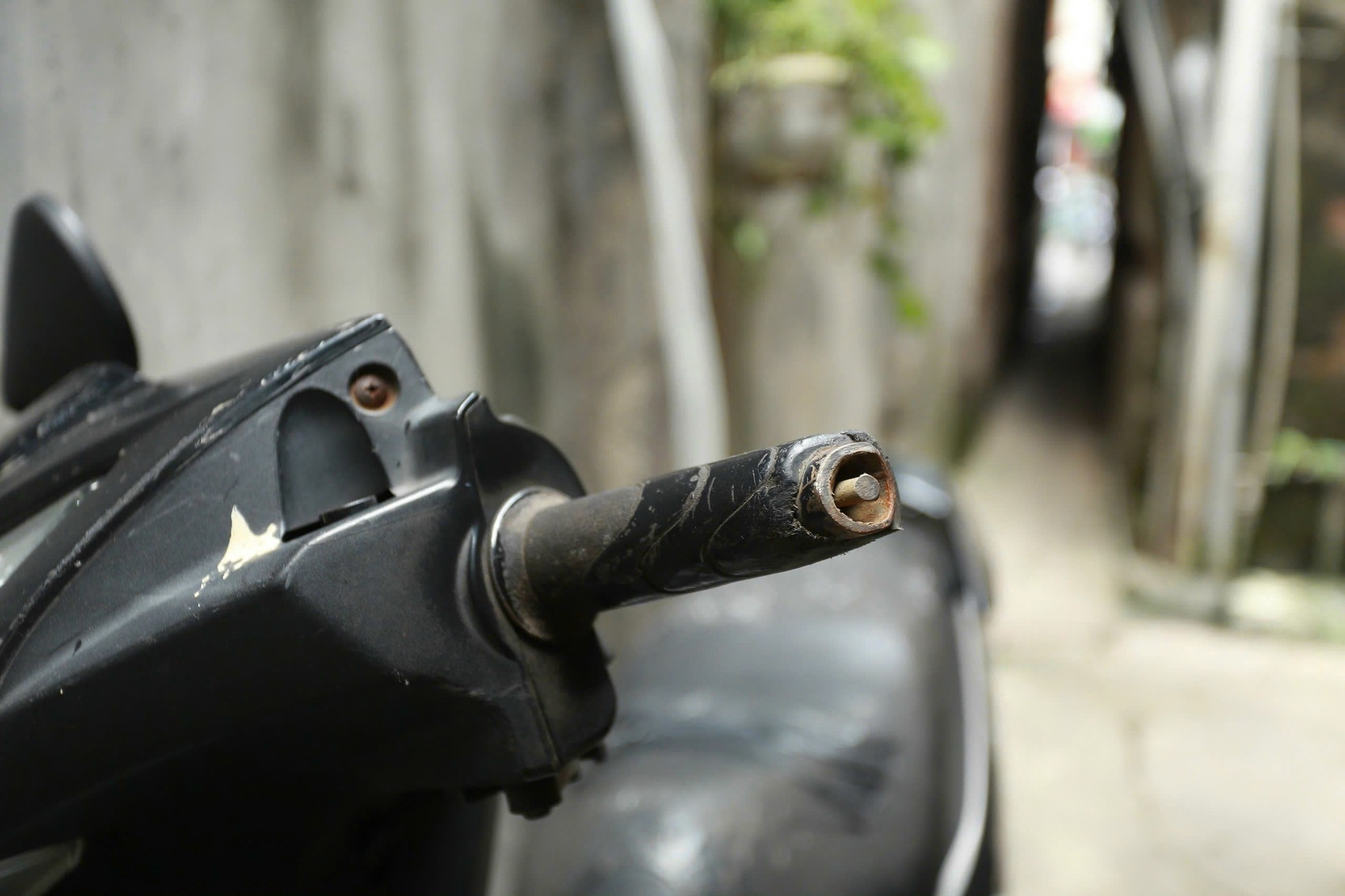 Un callejón muy pequeño en el corazón de Hanoi: las motos tienen que atravesar la pared para poder pasar. Foto 4