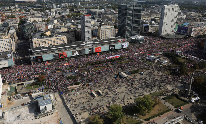 Cuộc biểu tình ở trung tâm thủ đô Warsaw của Ba Lan ngày 1/10. Ảnh: Reuters