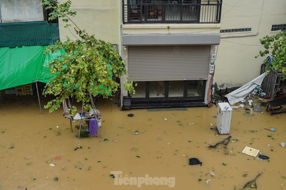 Hanoï : le niveau de l'eau monte d'un mètre, les habitants utilisent des bateaux pour déplacer des objets afin « d'échapper à l'inondation » photo 14