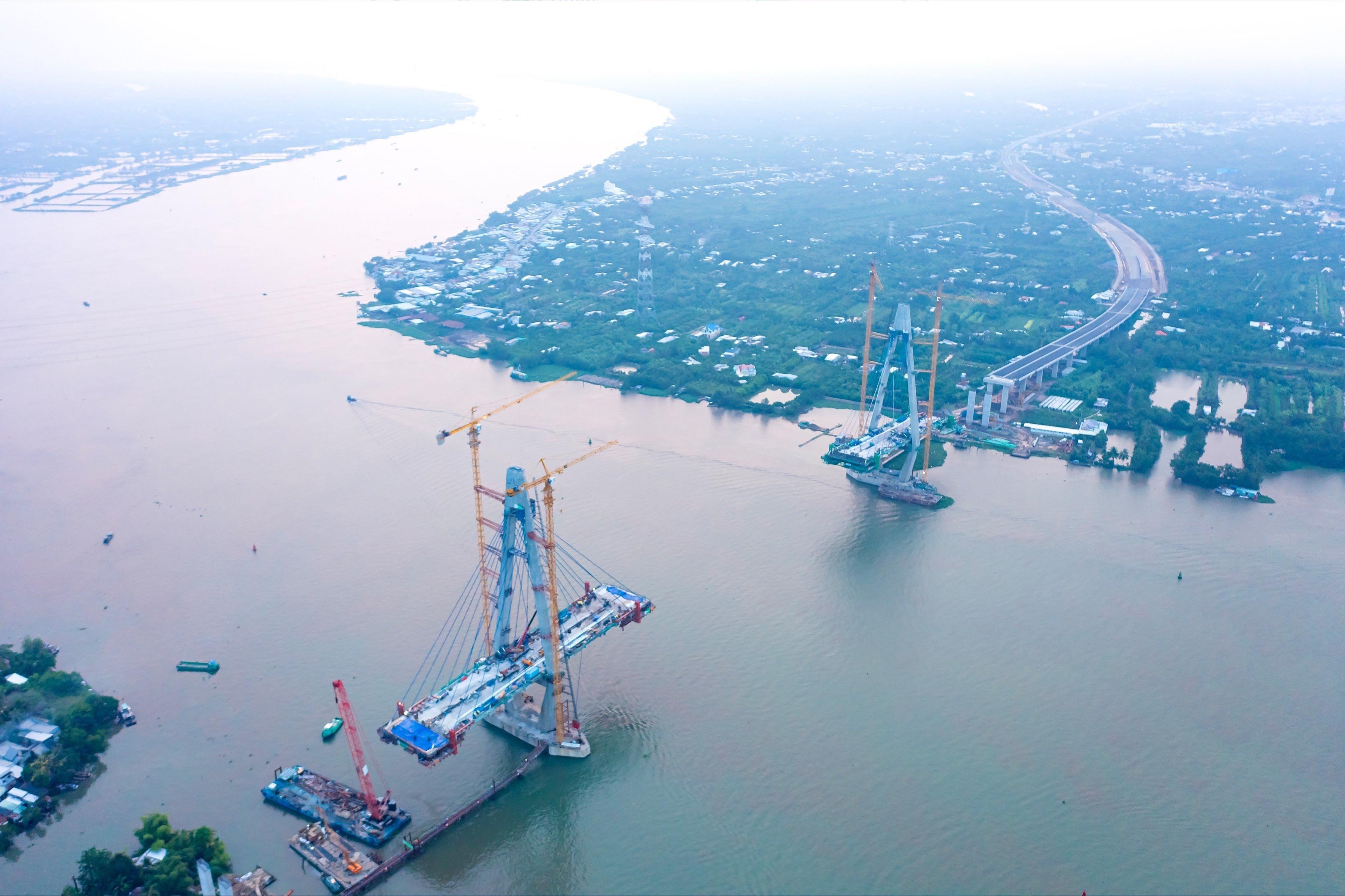 Công nhân cầu Mỹ Thuận 2 oằn mình làm việc dưới cái nắng thiêu đốt - 1