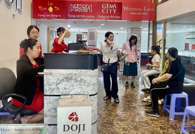 Customers trading at DOJI An Duong Vuong, District 5, Ho Chi Minh City are more crowded than usual, but according to staff, it is still less than the same period last year. Photo: Quynh Trang