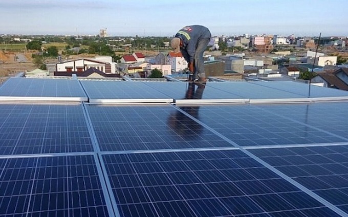 Arbeiter installieren im Oktober 2020 eine Solarstromanlage auf einem Dach in Ho-Chi-Minh-Stadt. Foto: Hoang Minh