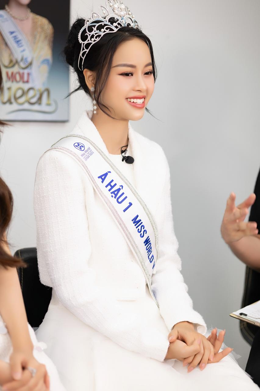 In her appearances after the coronation, runner-up Dao Thi Hien chose elegant outfits.