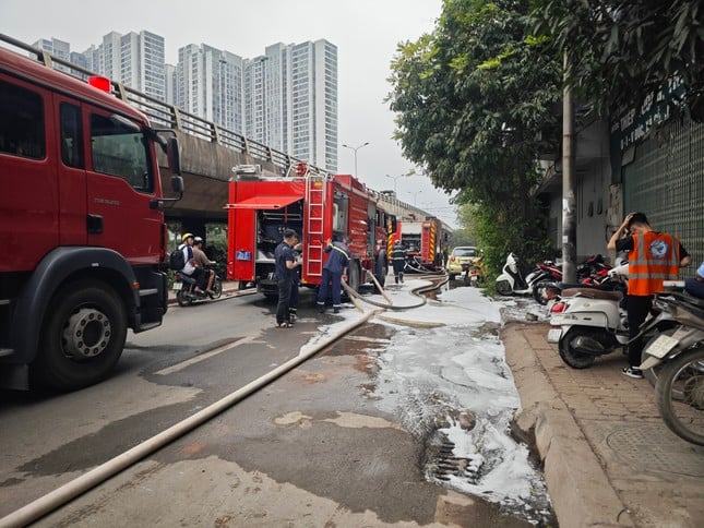 Hanoi: Großbrand in Altmetallgeschäft und Schalungsverleih Bild 3