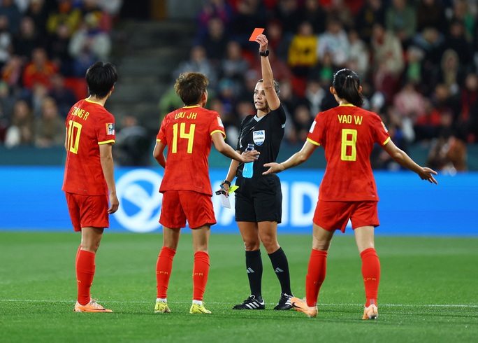 China recibió una tarjeta roja a partir del minuto 29.