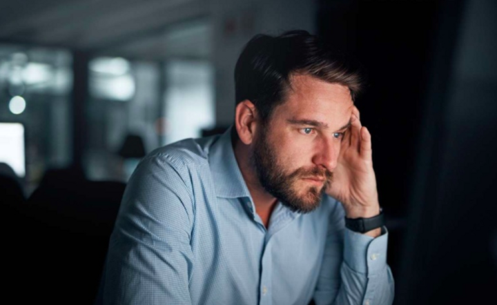 Psychischer Stress kann vorübergehenden Haarausfall verursachen.