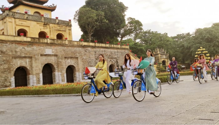 El desfile Ao Dai conecta el turismo y el patrimonio en Hanoi