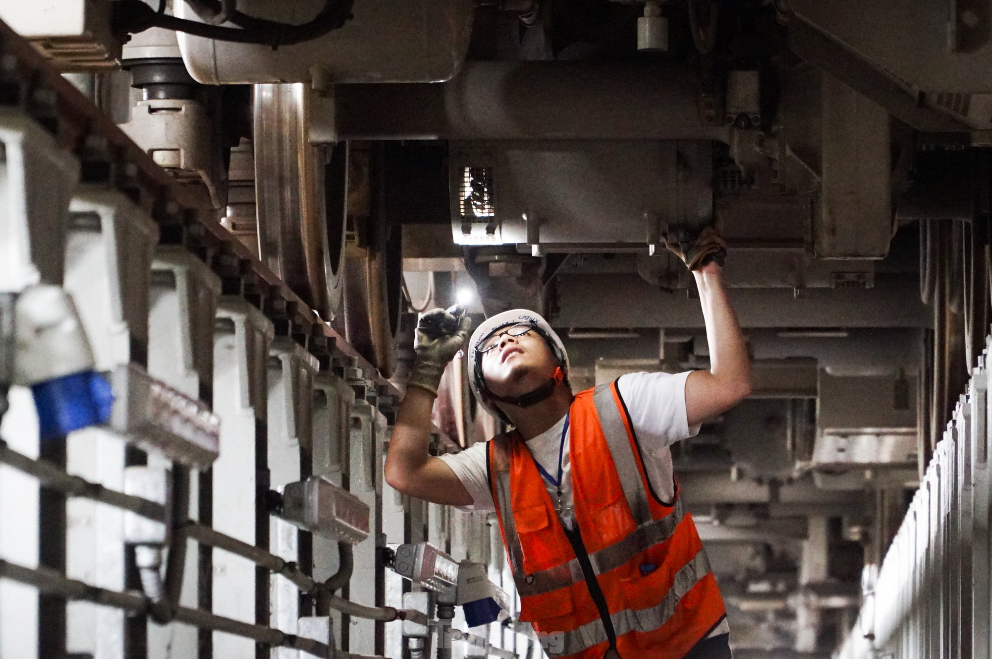 Tận thấy nhiệm vụ quan trọng đội kỹ sư đang thực hiện trong metro số 1 trước ngày vận hành ảnh 9