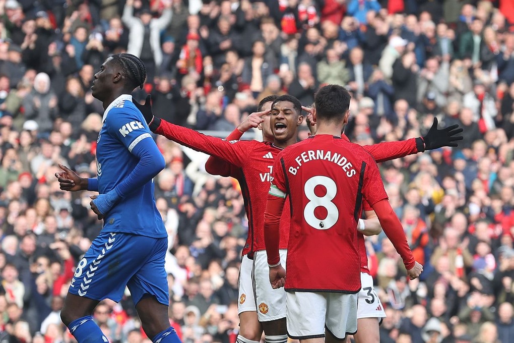 Man Utd đánh bại Everton nhờ 2 quả phạt đền - 2