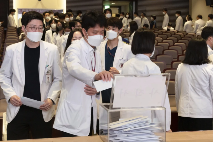 Profesores de medicina hacen fila para presentar sus renuncias durante una reunión en la Universidad de Corea en Seúl, Corea del Sur, el 26 de marzo. Foto: AP