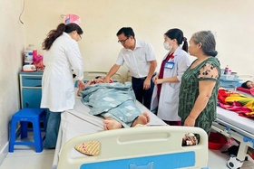 Los líderes del Departamento de Salud de Binh Duong informan sobre el caso de 