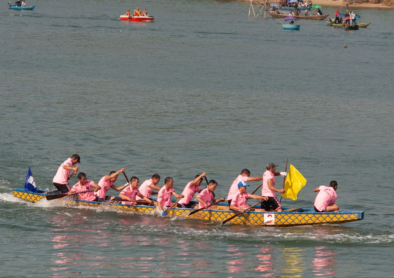 การแข่งเรือแบบดั้งเดิมที่น่าตื่นเต้นบนแม่น้ำกู่เต๋อ เมืองดานัง ภาพที่ 3