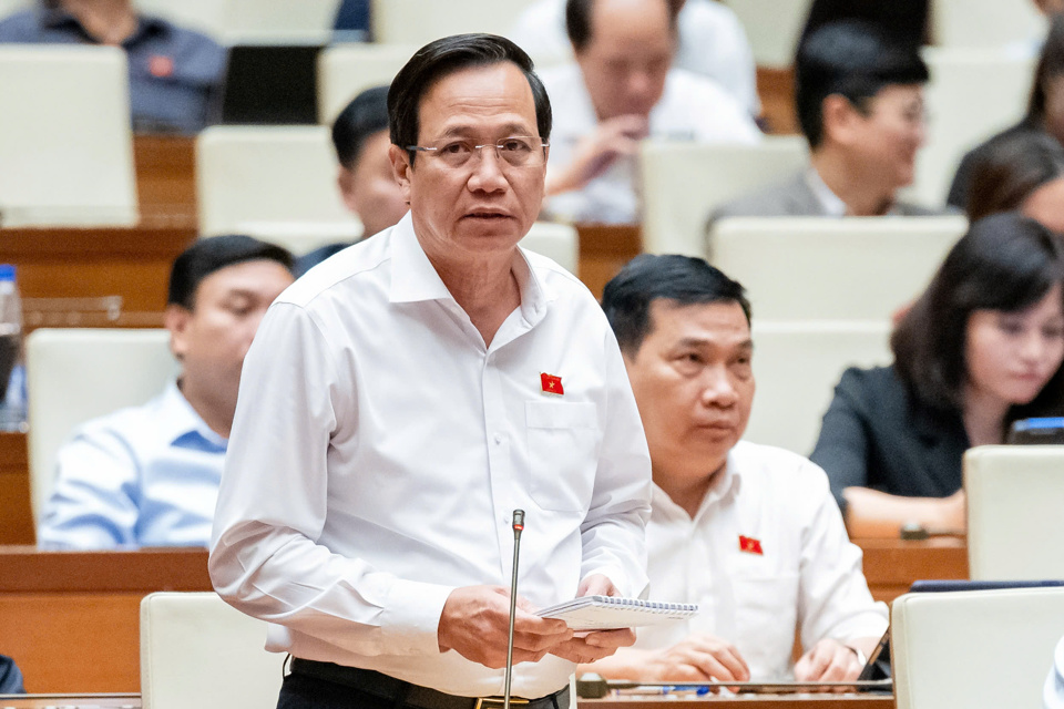 Le ministre du Travail, des Invalides de guerre et des Affaires sociales, Dao Ngoc Dung, a pris la parole pour expliquer et clarifier un certain nombre de questions soulevées par les députés de l'Assemblée nationale. Photo : Quochoi.vn