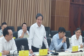 Minister of Education and Training Nguyen Kim Son works with Quang Tri province