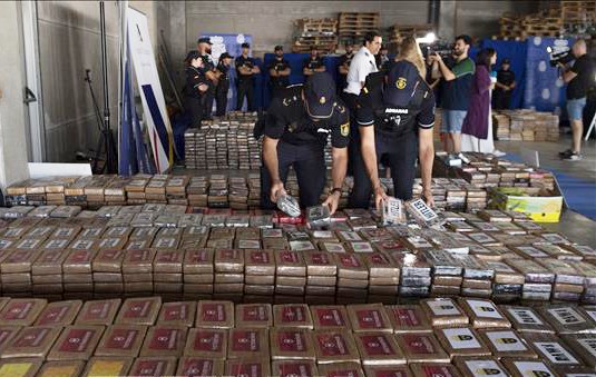 Casi 10 toneladas de cocaína incautadas por la policía y la aduana española fueron anunciadas en una conferencia de prensa en el puerto de Algeciras, el 25 de agosto de 2023. Foto: AFP/VNA