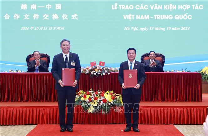 Entrega de documentos para promover la cooperación comercial entre Vietnam y China