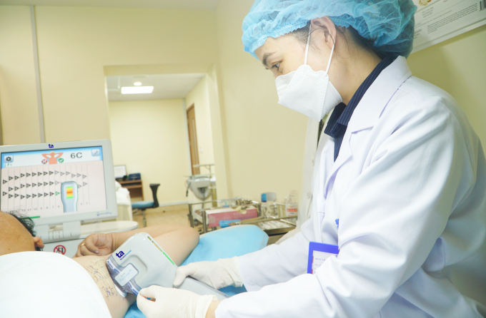 Traitement de l'hyperhidrose par technologie micro-ondes à l'hôpital général Tam Anh, Ho Chi Minh-Ville. Photo : Thu Anh