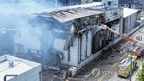 Incendio en fábrica de baterías de Corea del Sur deja 22 muertos