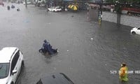 Llueve intensamente durante horas y las calles de Ho Chi Minh se convierten en ríos