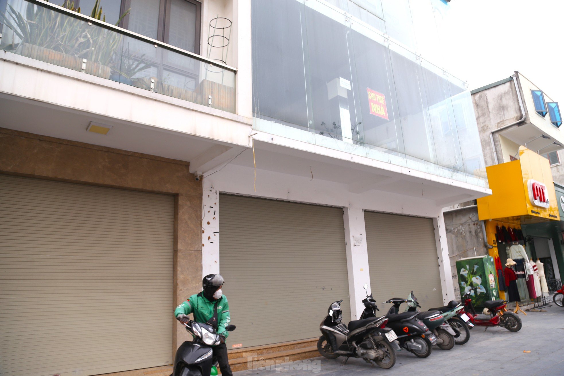 Seltsame Szene auf der teuersten und belebtesten Straße in Vinh City, Foto 1