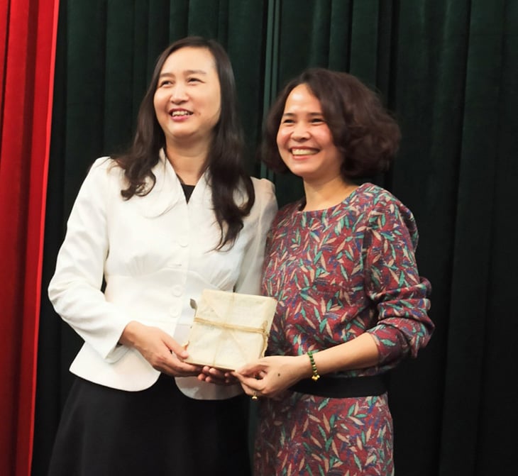 Bà Nguyễn Thị Dung - Giám đốc Ngân hàng Nhà nước Việt Nam chi nhánh Hải Phòng giao hiện vật cho bà Bùi Thị Nguyệt Nga, Giám đốc bảo tàng Hải Phòng. Ảnh: Bảo tàng Hải Phòng