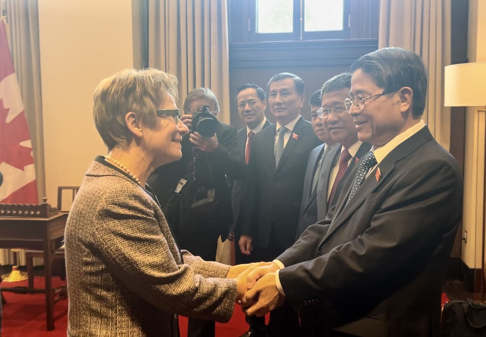 Continue to strengthen Vietnam-Canada relations