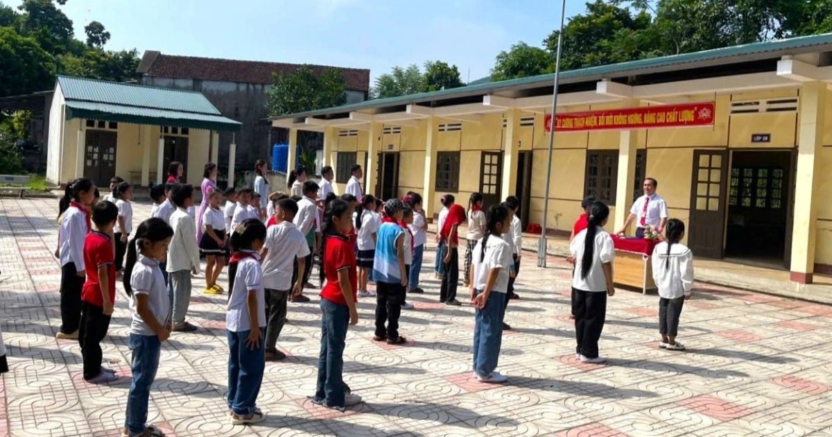 La joie du jour d'ouverture à l'école Dan Tri